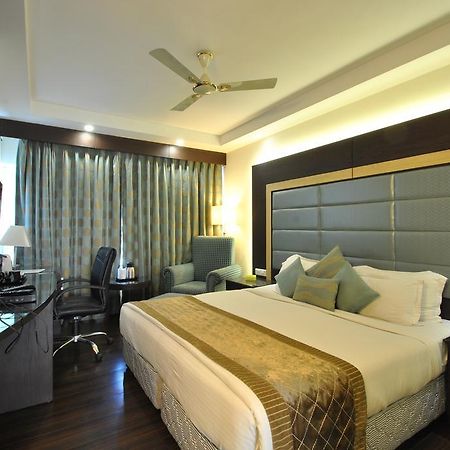 Hotel Royal Cliff Канпур Екстер'єр фото