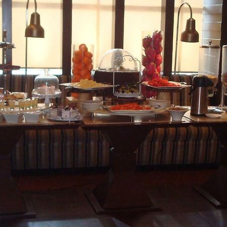Hotel Royal Cliff Канпур Екстер'єр фото