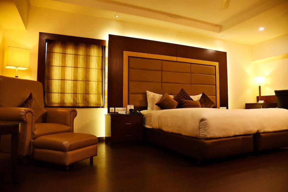 Hotel Royal Cliff Канпур Екстер'єр фото