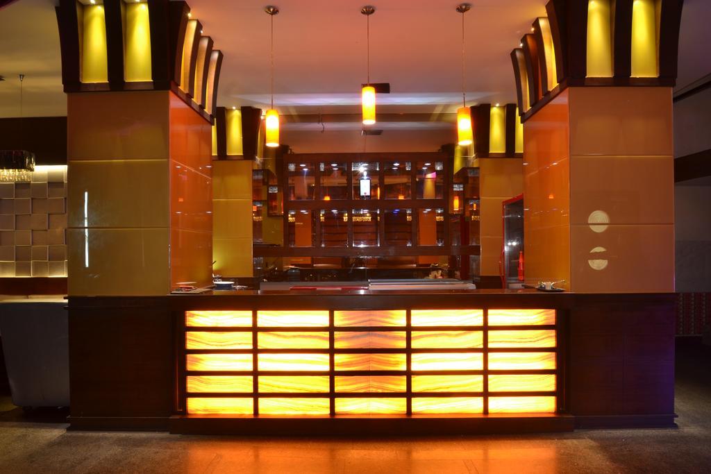 Hotel Royal Cliff Канпур Екстер'єр фото